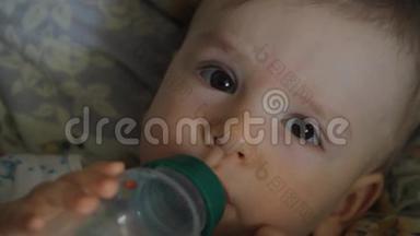 婴儿饮料，一瓶果汁，特写肖像